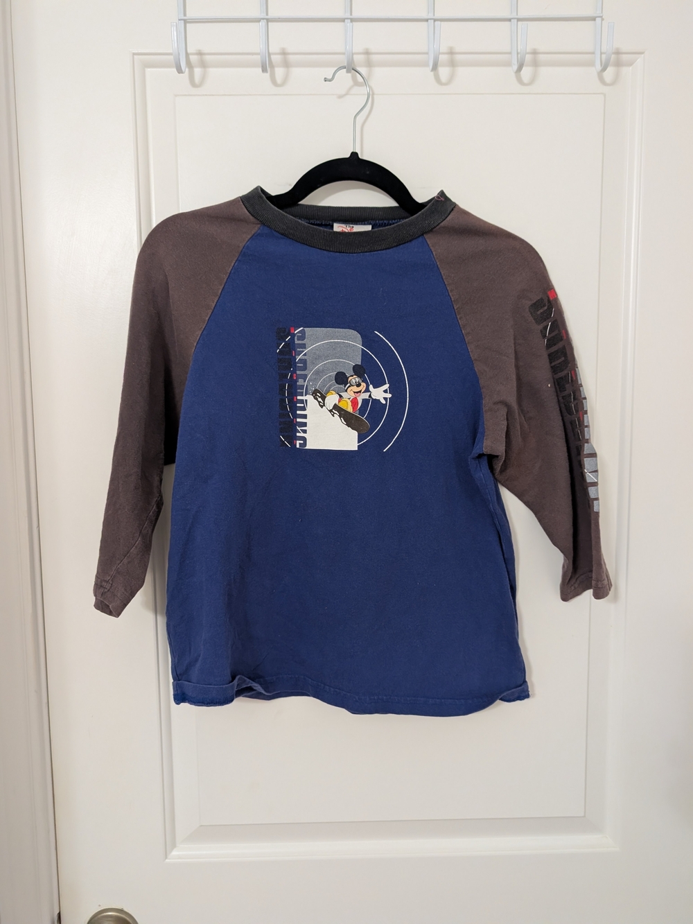 Vintage Disney Store Mickey Mouse Snowboarding Raglan Shirt Y2K Kids L